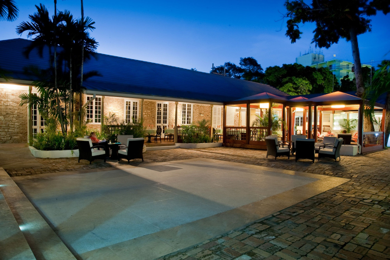 Exterior & Views