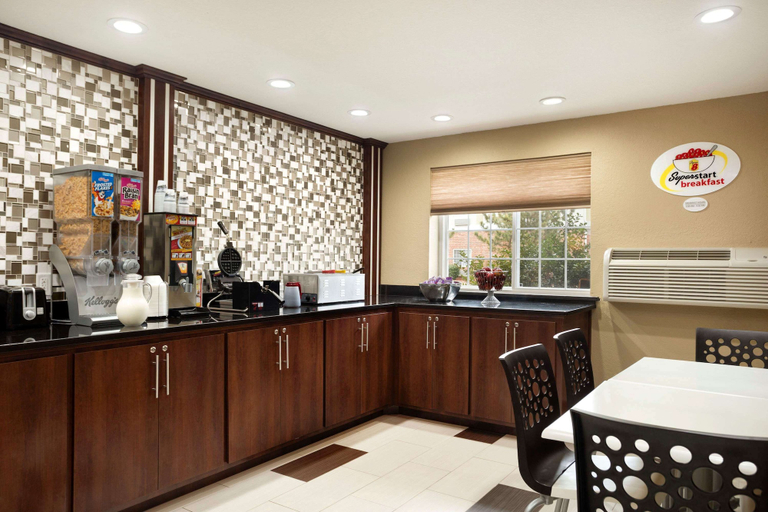 Food & Drinks 5, Super 8 by Wyndham Joplin, Newton