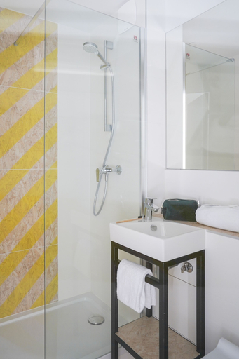 Bathroom 5, greet Hotel Bordeaux Aéroport, Gironde