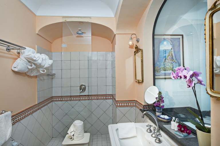 Bathroom 5, Punta Regina, Salerno