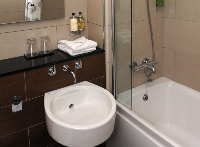 Bathroom 4, Stirling Court Hotel, Stirling