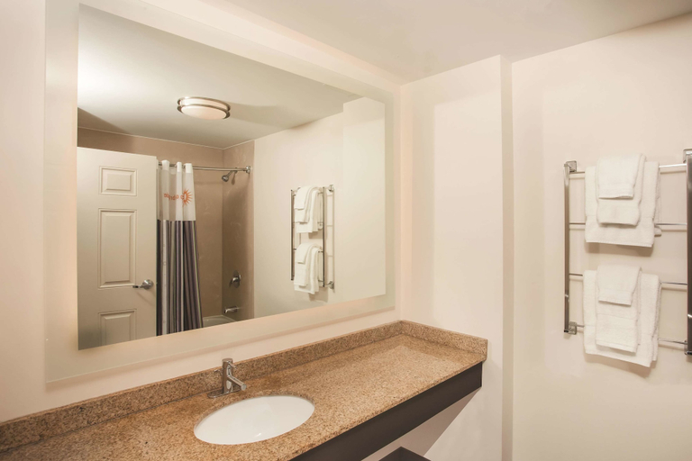 Bathroom 4, La Quinta Inn & Suites by Wyndham Chicago Downtown, Cook