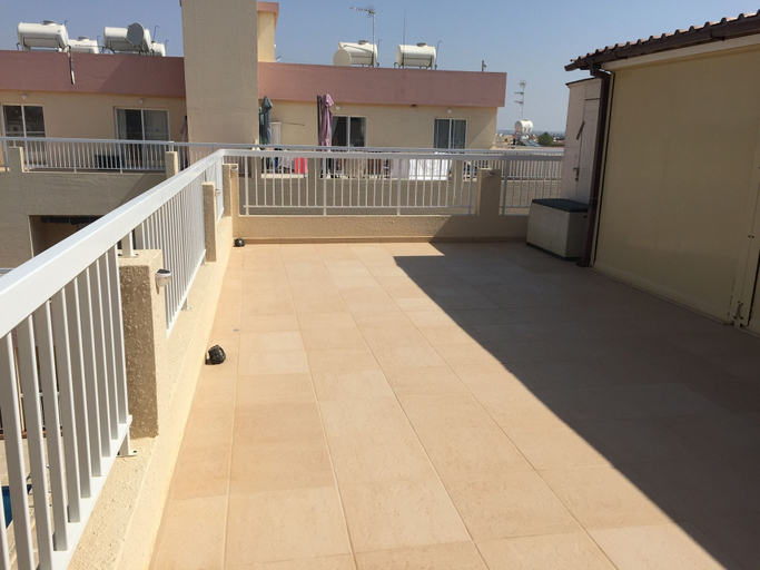 Others 5, 2 Bed Flat - Sleeps 4 - Pool - Parking - Wifi, Larnaca