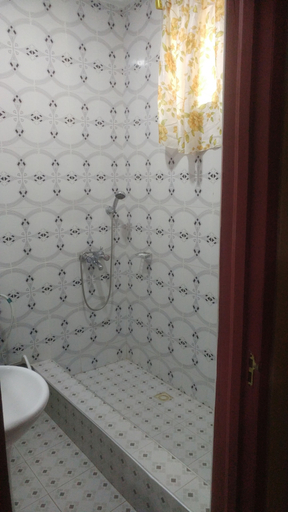 Bathroom 3, Nasco Hotel, New Juaben