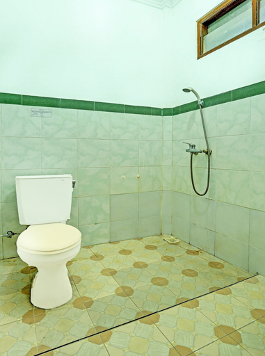 Bathroom 3, OYO Collection O 91125 Puri Dewa Bharata, Badung