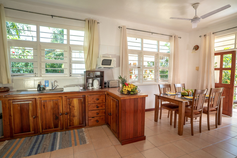 Others 5, La Maison Hibiscus