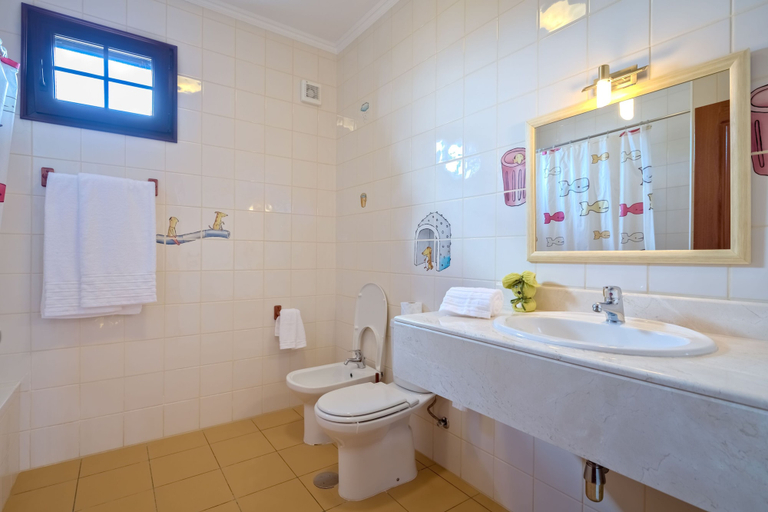 Bathroom 4, Quinta dos Amores, Santa Cruz