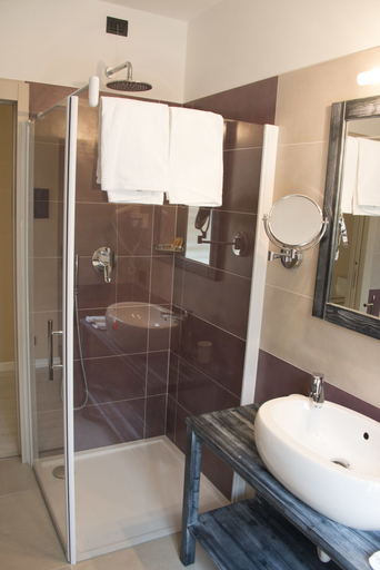Bathroom 4, Hotel Du Lac, Trento