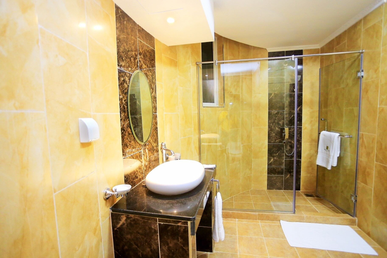 Bathroom, Ssanga Courts, Kampala