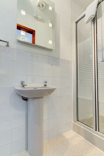 Bathroom 3, The Strathdon, Blackpool
