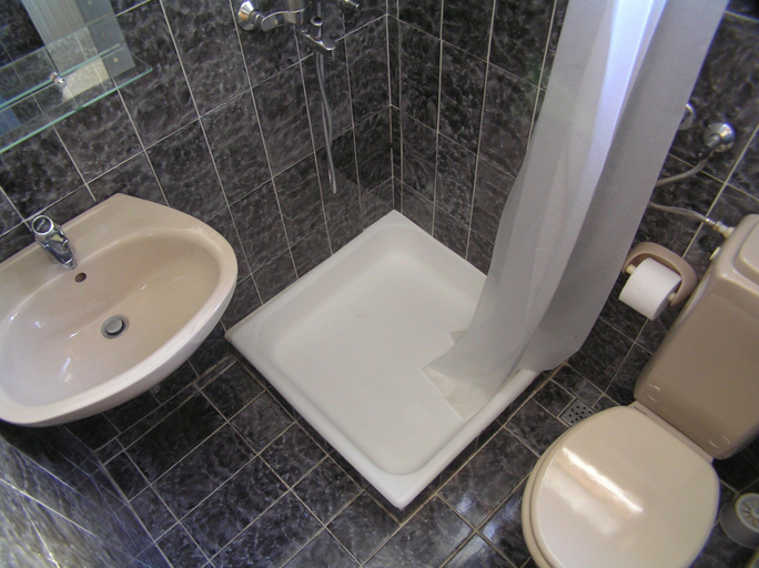 Bathroom 3, Magdalena, Pag