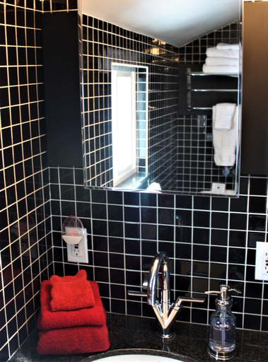 Bathroom 3, Woodhouse Cottages and Ranch, Fraser-Fort George