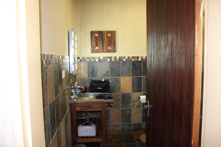 Bathroom 5, Opuwo Country Hotel, Opuwo