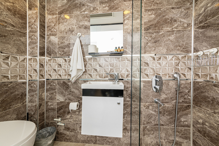 Bathroom 5, Neda, Fatih