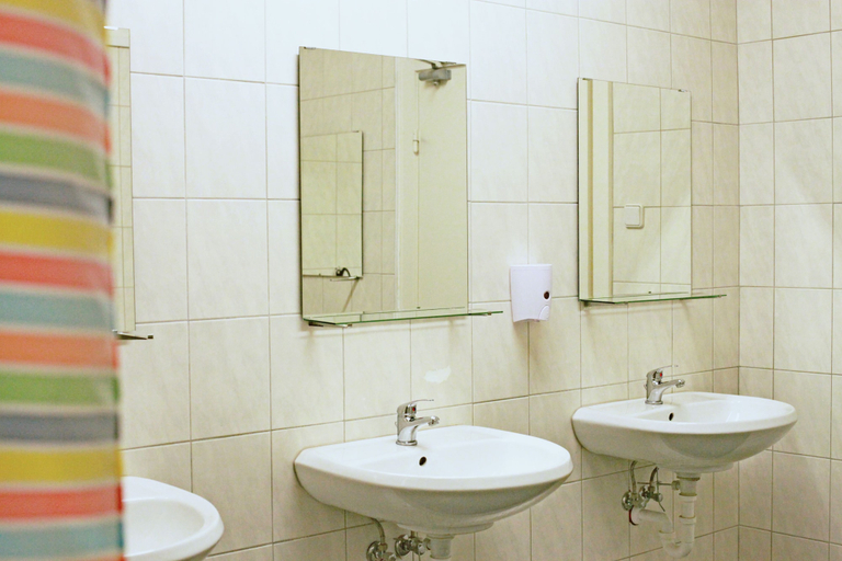 Bathroom 5, MAC City Hostel, Hamburg