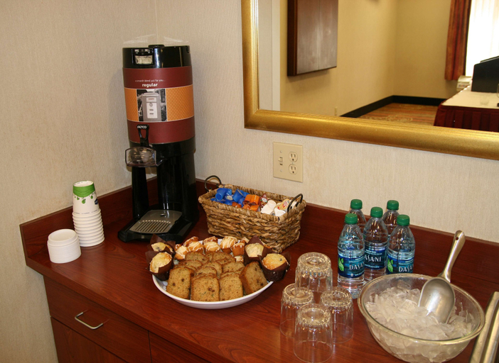 Food & Drinks 5, Hampton Inn & Suites Springfield-Southwest, Sangamon