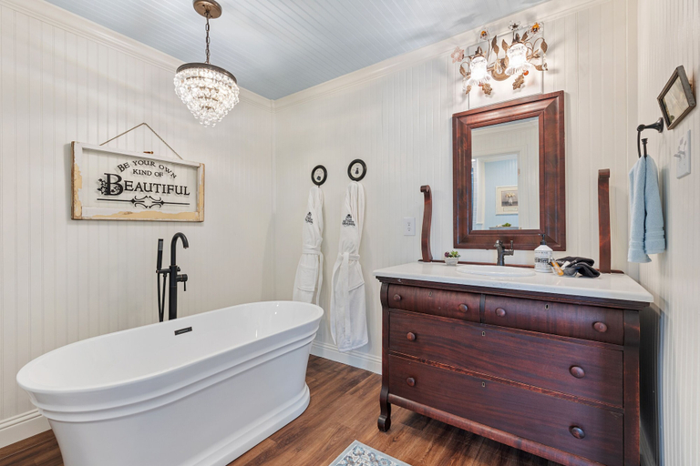 Bathroom 5, The Old Liberty Schoolhouse B&B, Tarrant