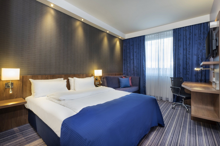 Bedroom 3, Holiday Inn Express FRIEDRICHSHAFEN by IHG, Bodenseekreis