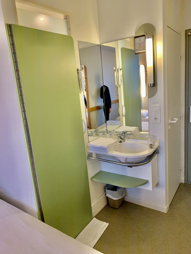 Bathroom, ibis budget Concarneau, Finistère