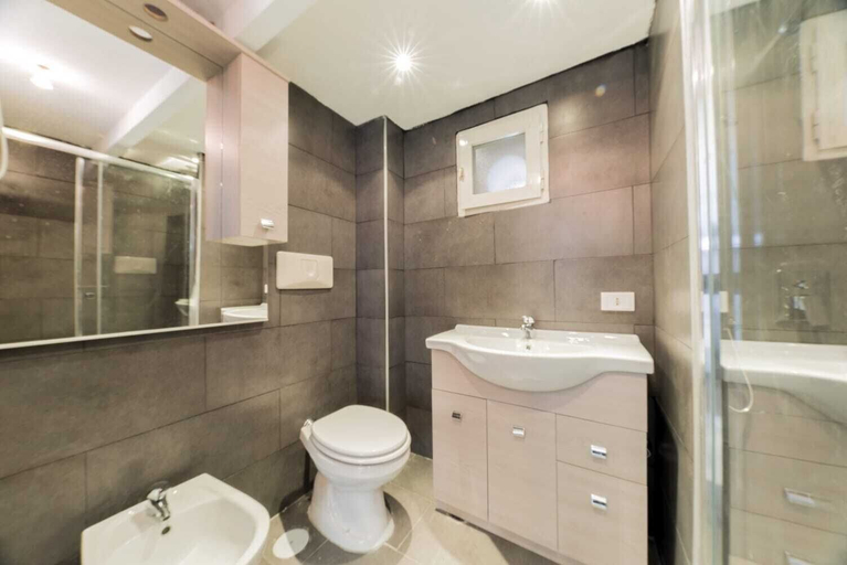 Bathroom 5, Luxury House, Napoli