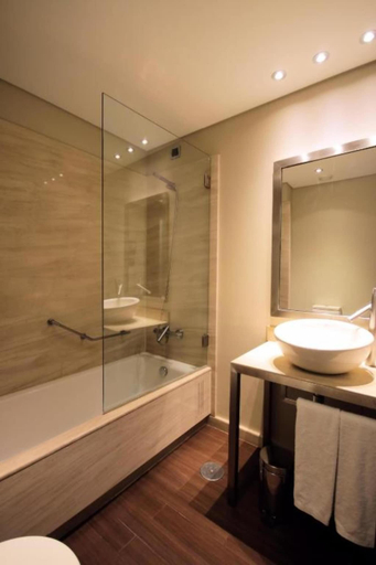 Bathroom 5, Lux Fatima Hotel, Ourém