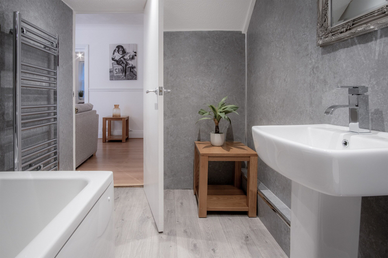 Bathroom 3, Ivy Cellar - 1 Bedroom Apartment - Tenby, Pembrokeshire