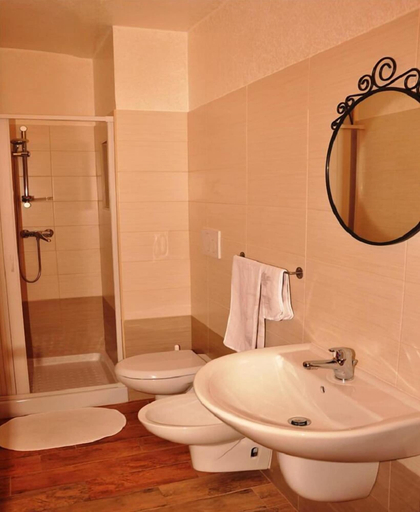 Bathroom 5, B&B Duca Orsini, Bari