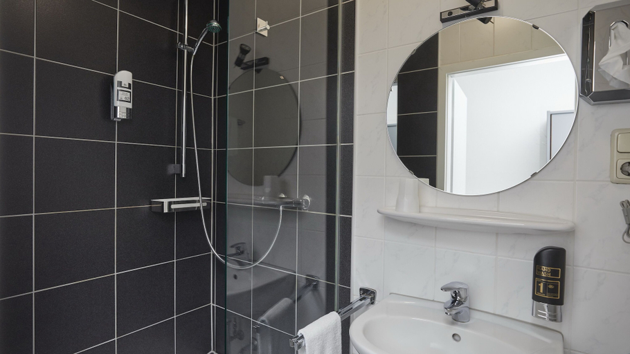 Bathroom 5, Hotel Schlemmer Victors Restaurant, Westerwaldkreis