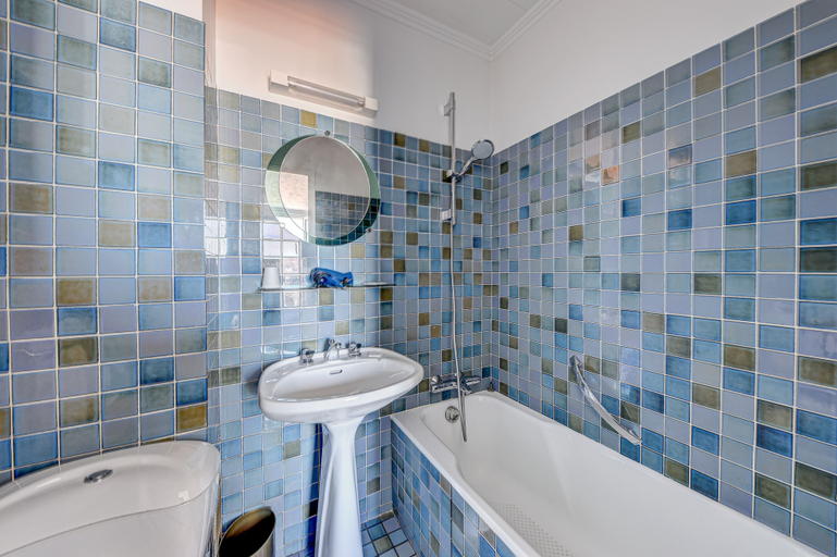 Bathroom 5, Hôtel Robespierre, Seine-Saint-Denis