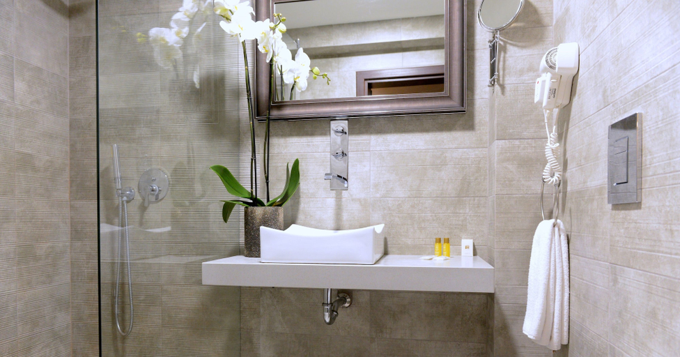 Bathroom 4, Hotel Atlantic, Stolichna