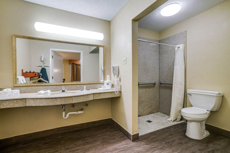 Bathroom 4, Quality Inn & Suites Dallas - Cityplace, Dallas