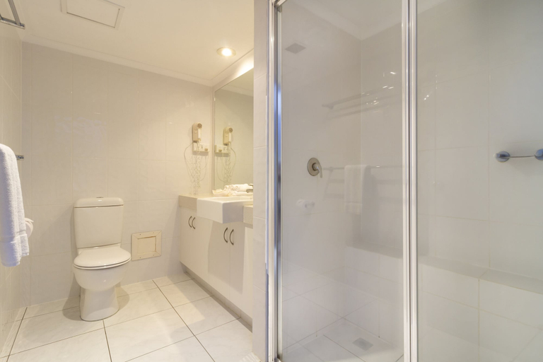 Bathroom 5, The White House Port Douglas, Douglas