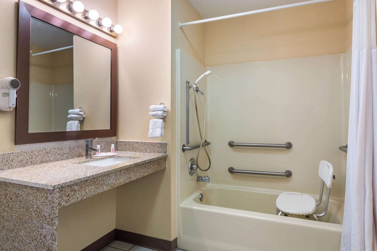 Bathroom 5, Baymont by Wyndham Easley/Greenville, Pickens
