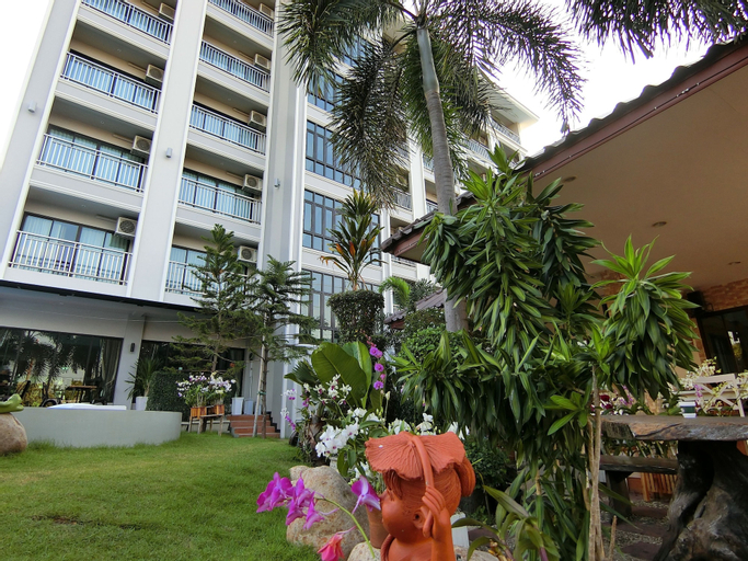 Exterior & Views 22