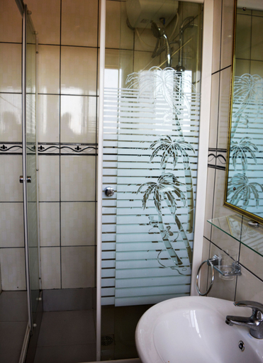 Bathroom 3, Kunta Kinte Hotel, Accra