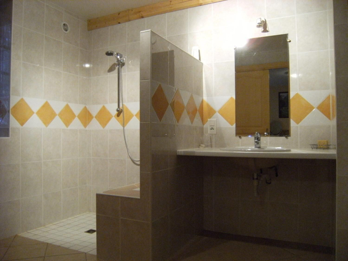 Bathroom 5, Chambres d'Hotes Larnaudie, Dordogne