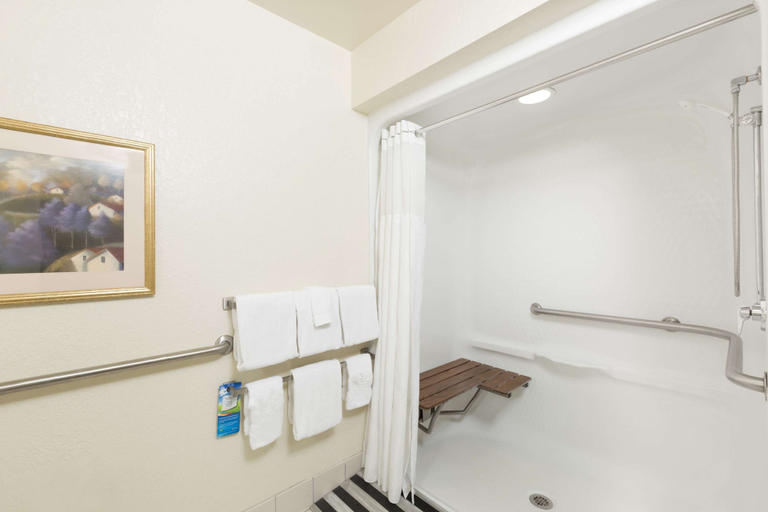 Bathroom 4, Baymont by Wyndham Des Moines Airport, Polk