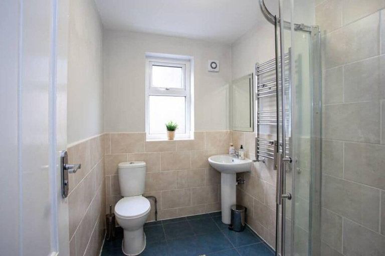 Bathroom 4, The Safari House - Ultimate Relaxation, Manchester