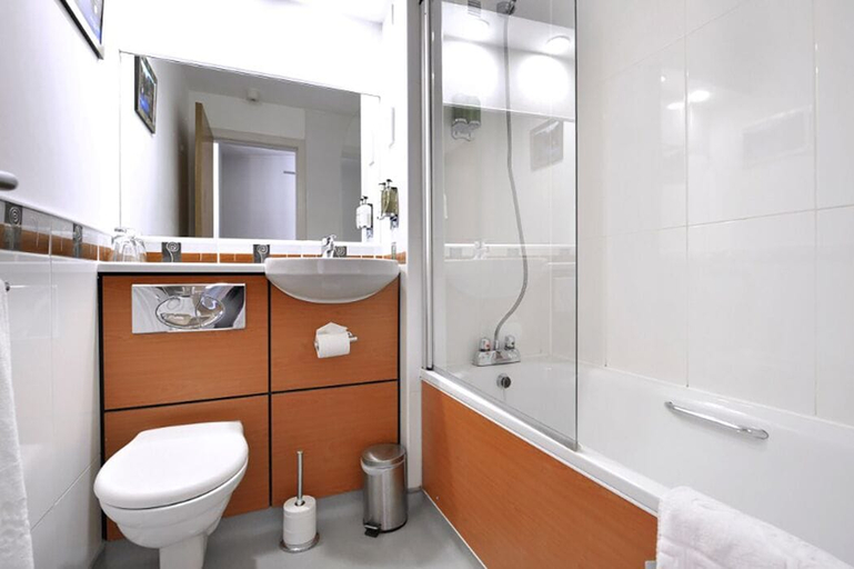 Bathroom 4, Stirling Court Hotel, Stirling