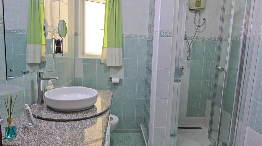 Bathroom 3, L'Entretemps