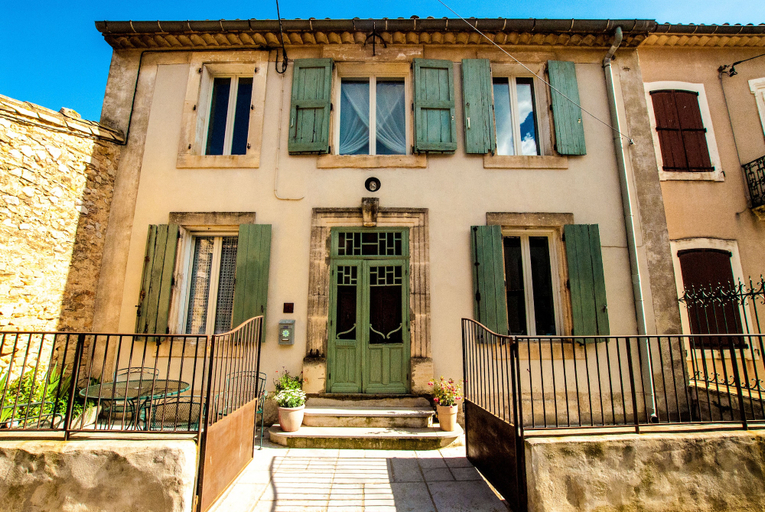 Exterior & Views