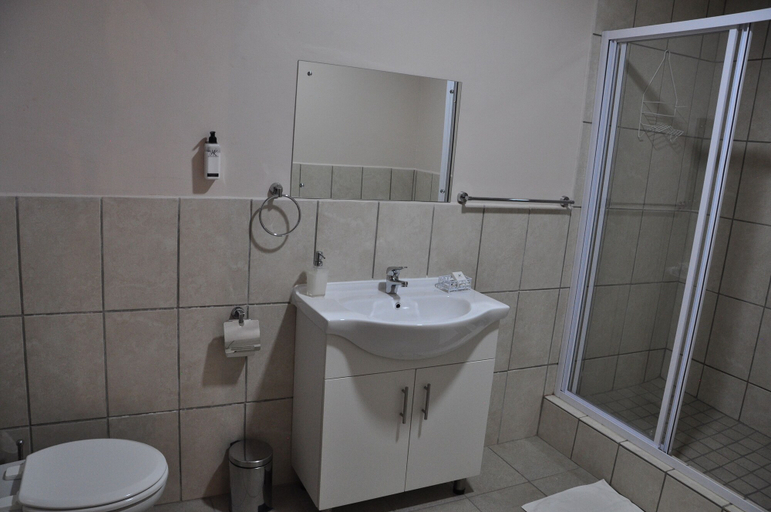Bathroom 5, Woodpecker's Inn, Ekurhuleni