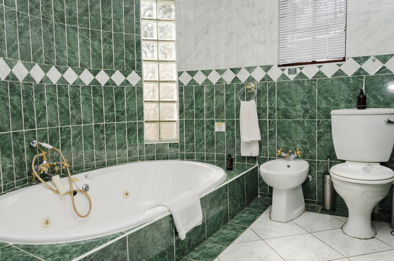 Bathroom 4, Brighton Lodge, Nelson Mandela Bay