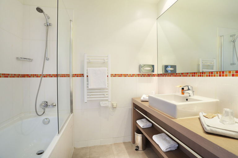 Bathroom 5, Le Grand Hotel de Normandie, Paris