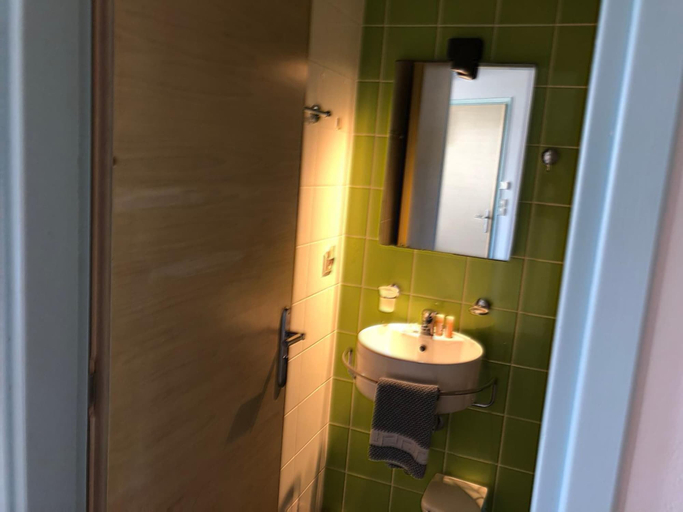 Bathroom 5, Kleanthi Studios, Crete