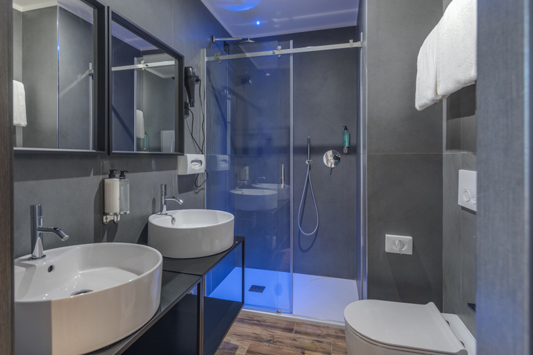 Bathroom 4, Hotel Roxy, Milano