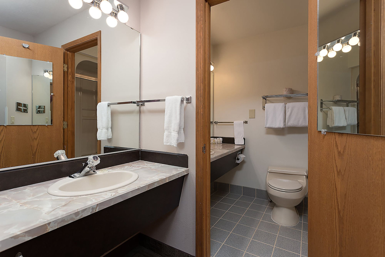 Bathroom 3, Shilo Inn Suites Hotel - Bend, Deschutes
