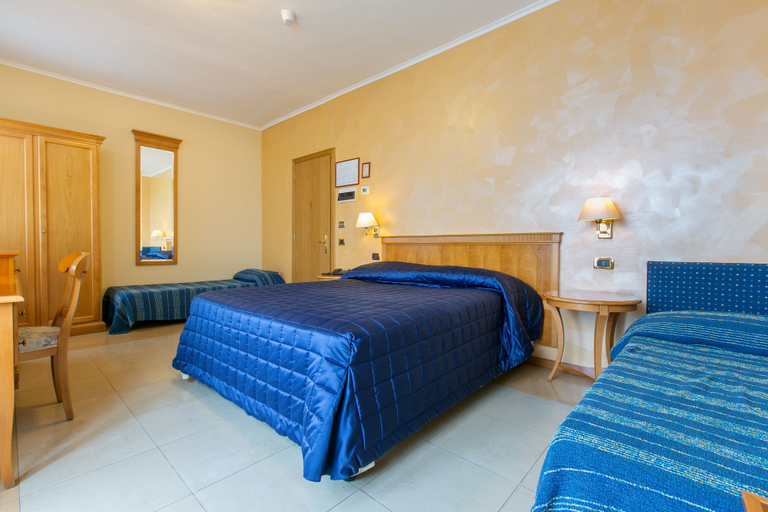 Bedroom 3, Grand Hotel Moon Valley, Napoli