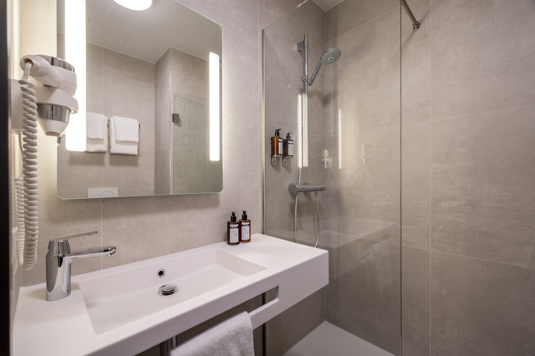 Bathroom 5, B&B HOTEL Gent Centrum, Oost-Vlaanderen