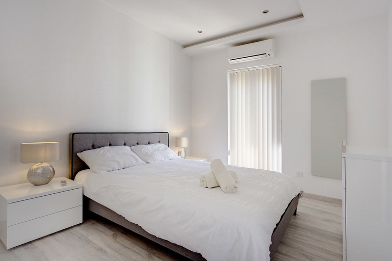 Bedroom 3, Splendid Apartment, Steps Away From the Sea